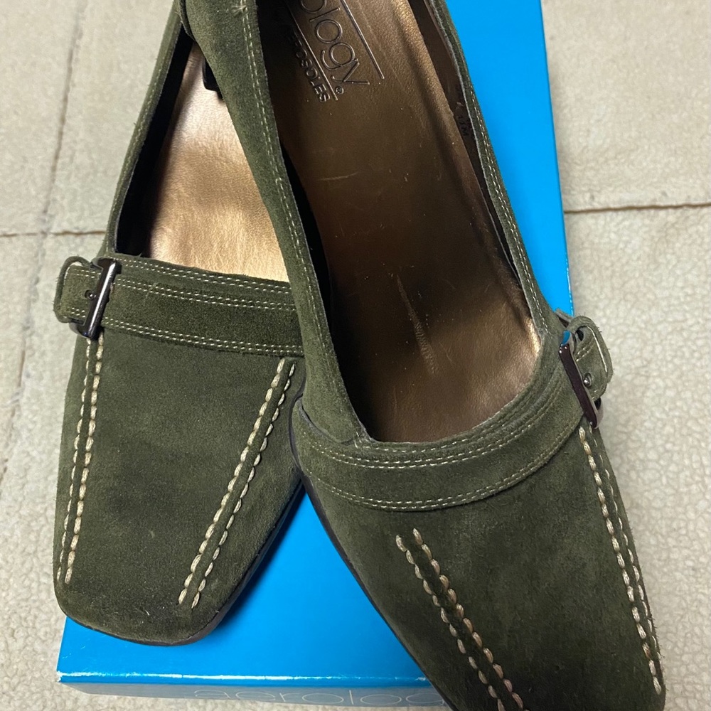 AEROSOLES Suede Heel